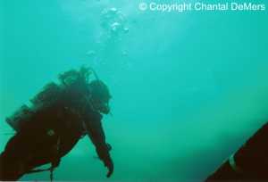 Photo plongée eau douce - plongeur visitant une épave