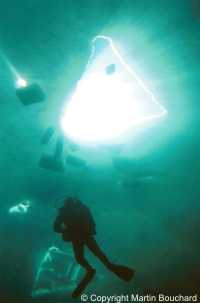Photo de plongée sous-glace - triangle et plongeur